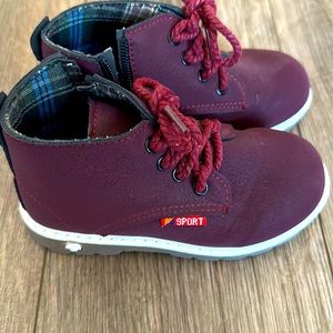 Toddler/kid burgundy color perforated lace up side zipper boots. Only worn once